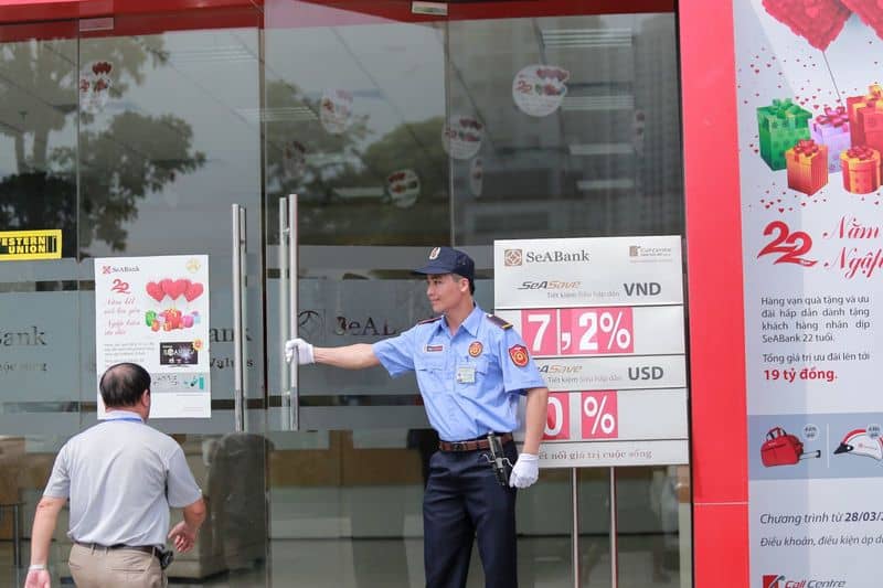 Cách nhận biết cấp bậc bảo vệ qua trang phục 10 bảo vệ ngân hàng ca đêm