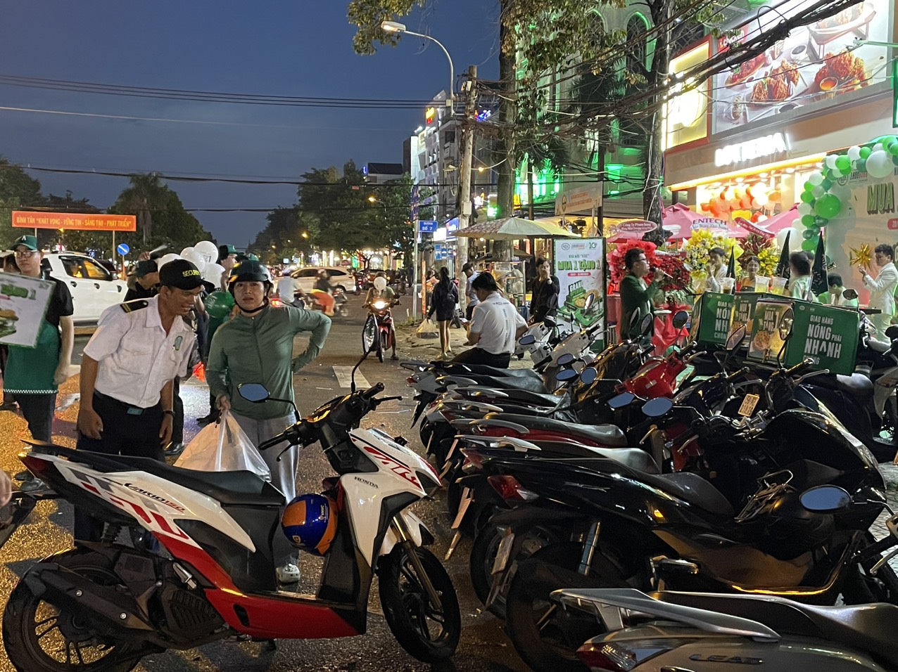 Khai Trương Cửa Hàng Pizza Company