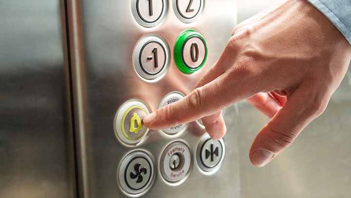 Cách xử lý tình huống thang máy bị kẹt của nhân viên bảo vệ 6 Cách Xử Lý Thang Máy Bị Kẹt