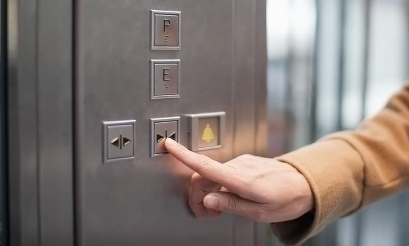 Cách xử lý tình huống thang máy bị kẹt của nhân viên bảo vệ 5 Hướng Dẫn Xử Lý Thang Máy Bị Kẹt
